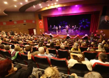 Sunshine Band, yeni yıl konserinde Güzelbahçelileri coşturdu