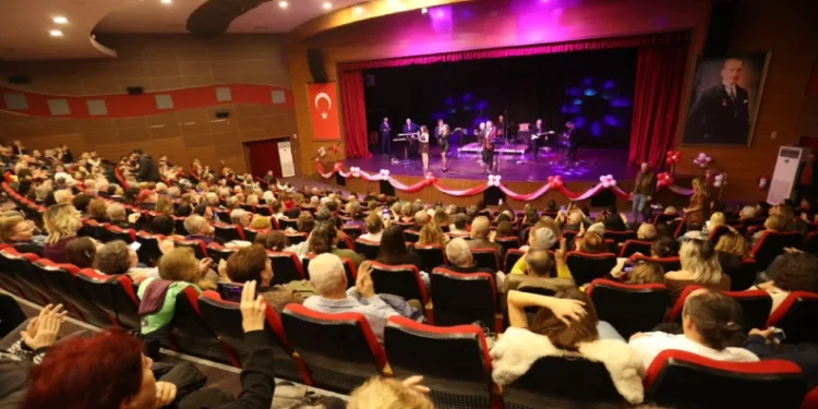 Sunshine Band, yeni yıl konserinde Güzelbahçelileri coşturdu