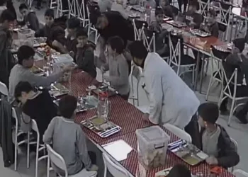 Heimlich manevrası ile öğrenciyi kurtaran öğretmen