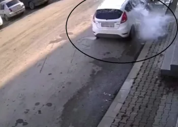 Çatıdan düşen kar kütlesi araca düştü
