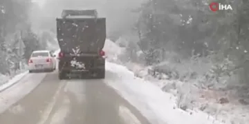 Ani bastıran kar ulaşımı olumsuz etkiledi