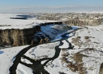Murat nehri buz tuttu