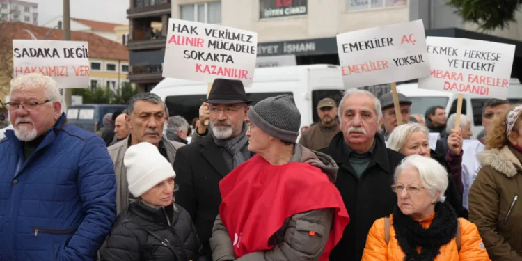 Emekliler, maaş beklentileri için yürüdü