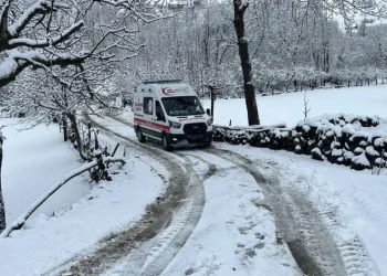 Kar yüzünden köyde mahsur kaldı