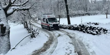 Kar yüzünden köyde mahsur kaldı