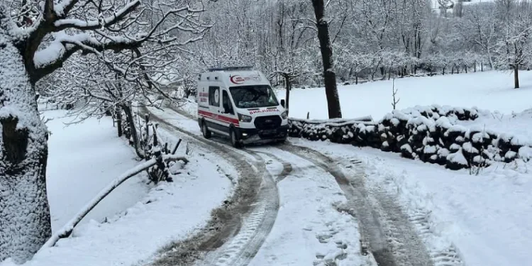 Kar yüzünden köyde mahsur kaldı