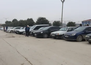 Ülkelerine dönüş için arabalarını satıyorlar