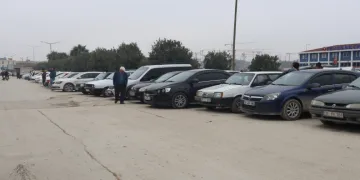 Ülkelerine dönüş için arabalarını satıyorlar