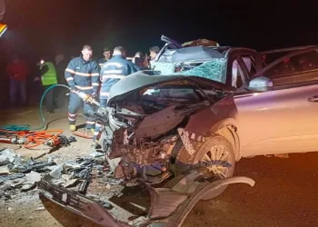 Kamyonla çarpıştı: 1 ölü, 2 yaralı