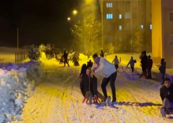 Buz gibi havada halay çekerek eğlendiler