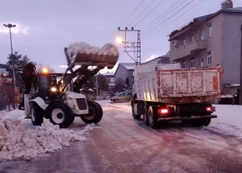 Arpaçay Belediyesi’nden kar temizliği