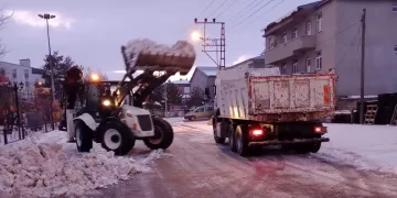 Arpaçay Belediyesi’nden kar temizliği