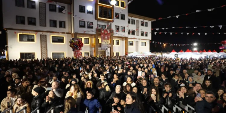 100. Yıl Meydanında vatandaşlarla buluştu