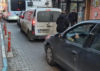Süleymanpaşa’nın dar sokaklarında trafik çileye dönüşüyor