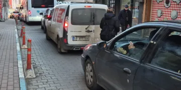 Süleymanpaşa’nın dar sokaklarında trafik çileye dönüşüyor