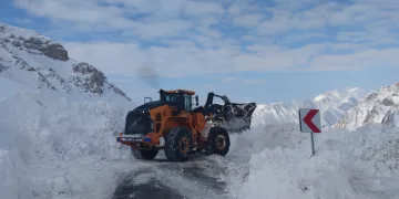 Bahçesaray yoluna düşen çığ bölgeleri temizleniyor