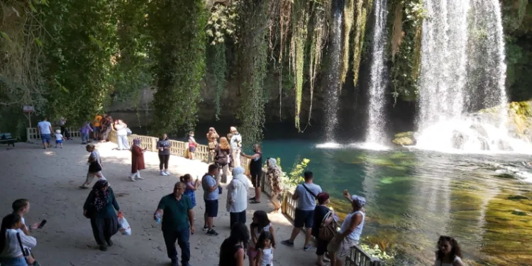 Düden Şelalesi 840 bin ziyaretçiyi ağırladı