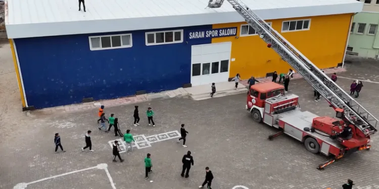 İtfaiye bu kez çocukların mutluluğu için seferber oldu