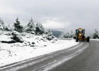 Beyaza bürünen yol ulaşıma açıldı