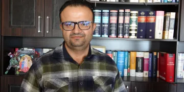 Akıl sağlığını kanıtlamak için 400 dava açtı