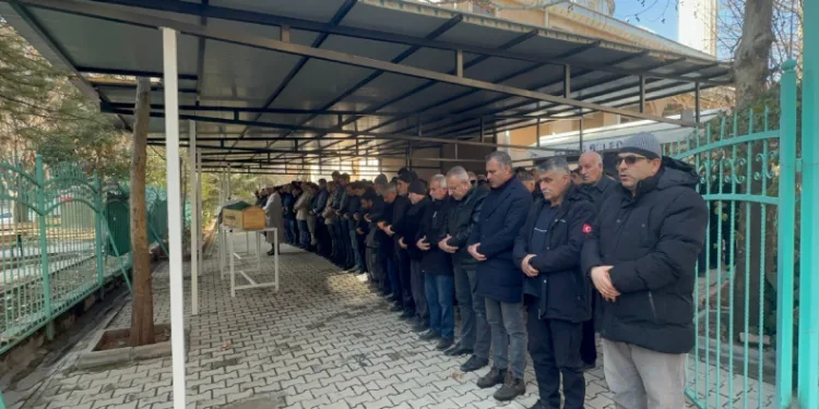 Aynı gün hem babası hem kayınvalidesini kaybetti