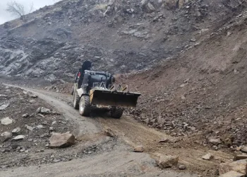 Yamaçlardan düşen kayalar temizlendi