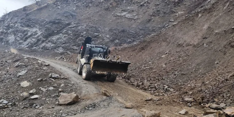 Yamaçlardan düşen kayalar temizlendi