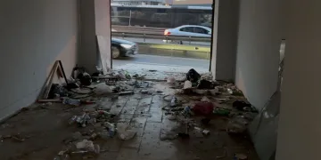 Sürücü fren yerine gaza basınca beton korkulukları yıkan araç bahçe duvarında asılı kaldı