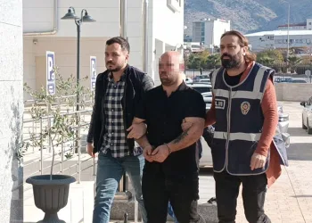 Sarkıntılık iddiasıyla 5 kişi saldırıp bıçakla ağır yaraladılar; o anlar kamerada