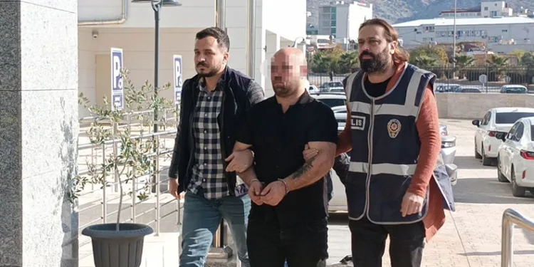 Sarkıntılık iddiasıyla 5 kişi saldırıp bıçakla ağır yaraladılar; o anlar kamerada