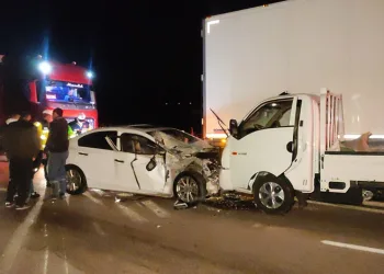Bursa’da polis çift önce traktörle, ardından savrularak kamyonetle çarpıştı