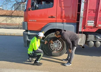 Ters dönen otomobildeki 2 kişi yaralandı