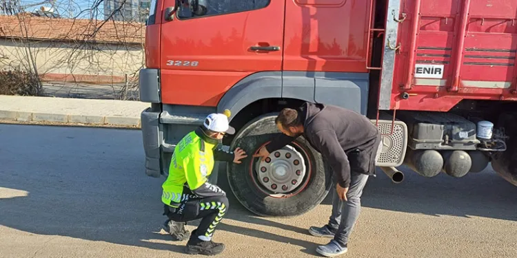 Ters dönen otomobildeki 2 kişi yaralandı