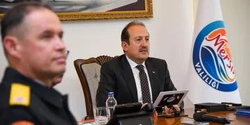 Kayan minibüs ile tır çarpıştı: 2 yaralı