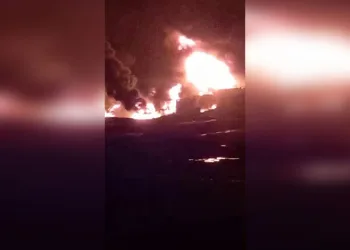 Motosiklet sürücüsü kazada öldü, yakınları çarpan otomobili parke taşıyla parçaladı