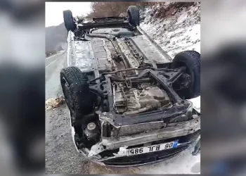 Kayganlaşan yolda kontrolden çıkan araç ters döndü: 1 ağır yaralı