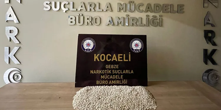 Sürücü fren yerine gaza basınca beton korkulukları yıkan araç bahçe duvarında asılı kaldı