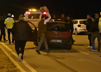 Motosiklet sürücüsü kazada öldü, yakınları çarpan otomobili parke taşıyla parçaladı