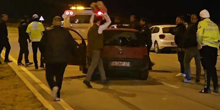 Motosiklet sürücüsü kazada öldü, yakınları çarpan otomobili parke taşıyla parçaladı