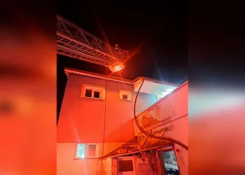 Sürücü fren yerine gaza basınca beton korkulukları yıkan araç bahçe duvarında asılı kaldı