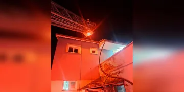 Sürücü fren yerine gaza basınca beton korkulukları yıkan araç bahçe duvarında asılı kaldı