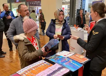 Ters dönen otomobildeki 2 kişi yaralandı