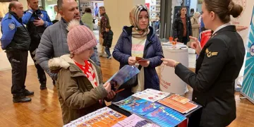 Ters dönen otomobildeki 2 kişi yaralandı