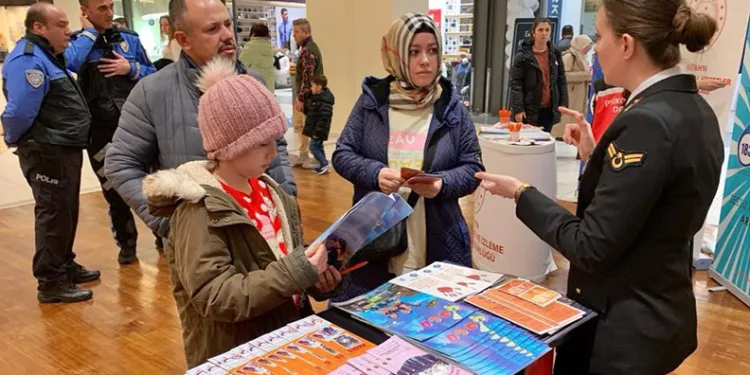 Ters dönen otomobildeki 2 kişi yaralandı