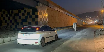 Sürücü fren yerine gaza basınca beton korkulukları yıkan araç bahçe duvarında asılı kaldı