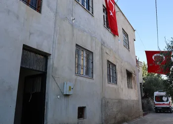 Kayan minibüs ile tır çarpıştı: 2 yaralı
