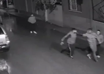 Sarkıntılık iddiasıyla 5 kişi saldırıp bıçakla ağır yaraladılar; o anlar kamerada