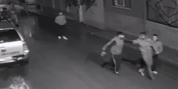 Sarkıntılık iddiasıyla 5 kişi saldırıp bıçakla ağır yaraladılar; o anlar kamerada