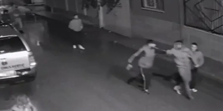 Sarkıntılık iddiasıyla 5 kişi saldırıp bıçakla ağır yaraladılar; o anlar kamerada