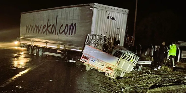 Ters dönen otomobildeki 2 kişi yaralandı